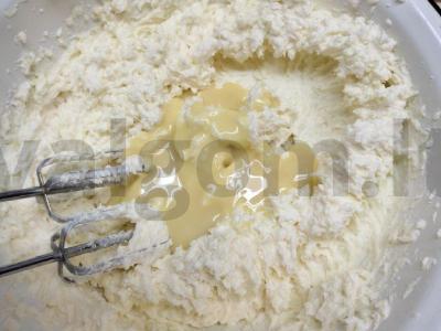 Oro biskvitas su kokosų kremu ir šokoladu apdengtu migdolu Žingsnis 3