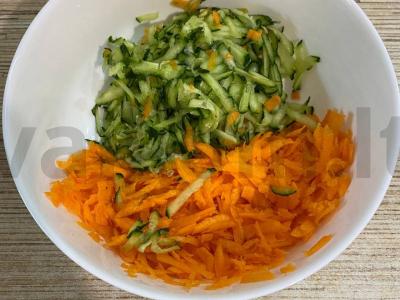 Ryškus morkų ir agurkų salotas su garstyčių aliejumi ir moliūgų sėklomis Žingsnis 1