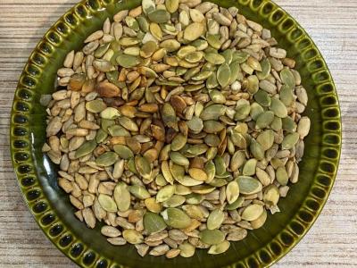 Ryškus morkų ir agurkų salotas su garstyčių aliejumi ir moliūgų sėklomis Žingsnis 2