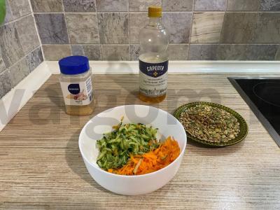 Ryškus morkų ir agurkų salotas su garstyčių aliejumi ir moliūgų sėklomis Žingsnis 3