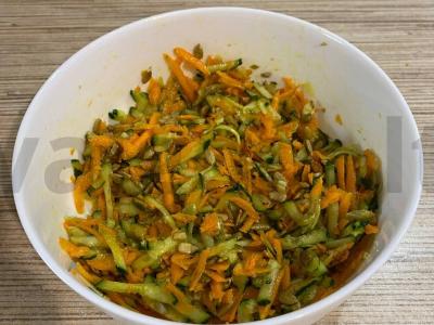 Ryškus morkų ir agurkų salotas su garstyčių aliejumi ir moliūgų sėklomis pagrindine nuotrauka