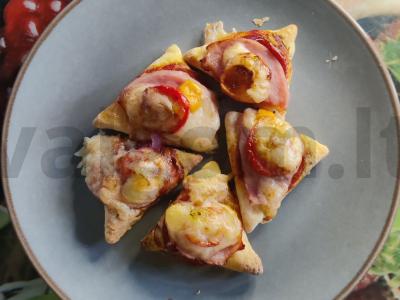 Porcinė pica su jalapeño ir saliami pagrindine nuotrauka