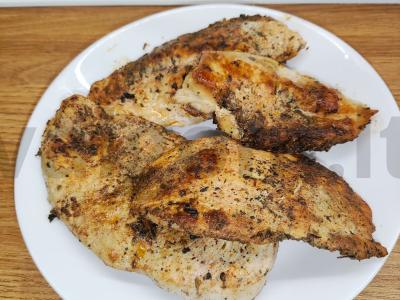 Kvapnus keptas vištienos filė pergamente pagrindine nuotrauka