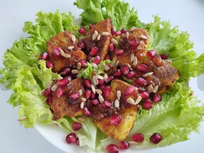 Išskirtinis salotas su vištienos filė ir granatų sėklomis pagrindine nuotrauka