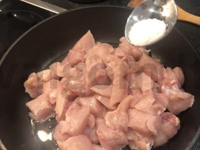 Vištiena grietinėlės padaže Žingsnis 4