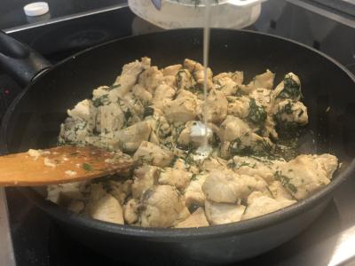 Vištiena grietinėlės padaže Žingsnis 7