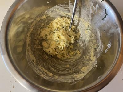 Neįtikėtinai prabangūs sūrio ir česnako sumuštiniai su daržovėmis Žingsnis 3