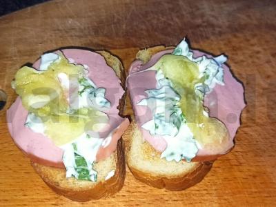 Šiltas sumuštinis su sūriu ir dešra Žingsnis 4