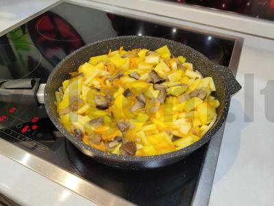 Troškinti bulvės su miško grybais Žingsnis 5