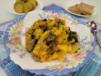 Troškinti bulvės su miško grybais pagrindine nuotrauka