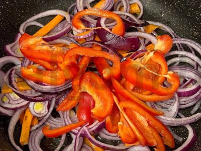 Lengva šilta salota su kinų makaronais, daržovėmis ir midijomis Žingsnis 1