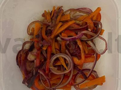 Lengva šilta salota su kinų makaronais, daržovėmis ir midijomis Žingsnis 2