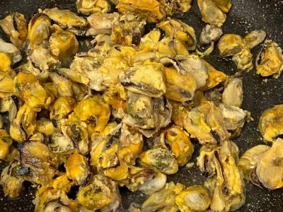 Lengva šilta salota su kinų makaronais, daržovėmis ir midijomis Žingsnis 3