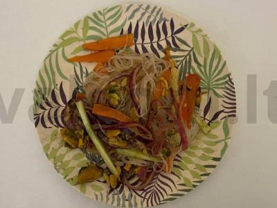 Lengva šilta salota su kinų makaronais, daržovėmis ir midijomis pagrindine nuotrauka