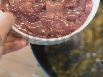 Vištienos kepenėlės grietinėlėse Žingsnis 5