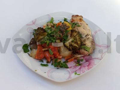 Kailinis triušis, keptas su bulvėmis ir brokoliais pagrindine nuotrauka