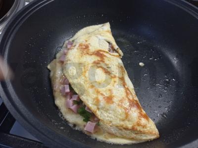 Omletas su kumpiu ir žolelėmis Žingsnis 4
