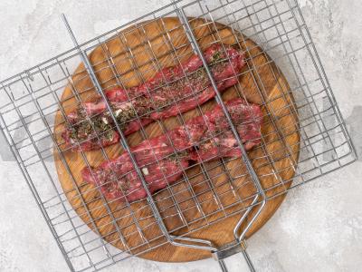 Keptas ant anglių mėsa Žingsnis 2