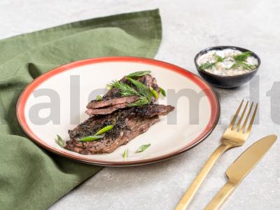 Keptas ant anglių mėsa pagrindine nuotrauka