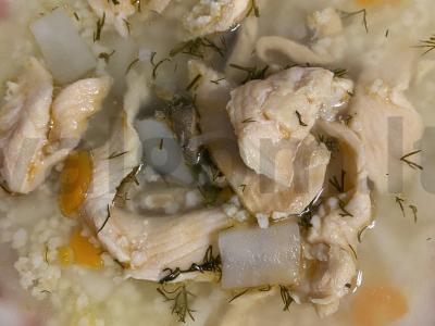 Žuvienė su raudona žuvimi pagrindine nuotrauka