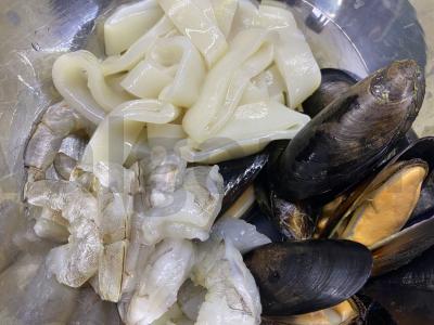 Jūros gėrybių ir šafrano paelja Žingsnis 1