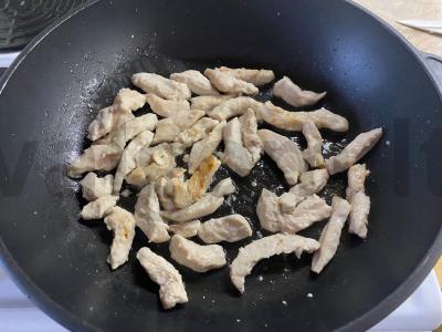 Wok su kalakutiena, funchoza ir daržovėmis Žingsnis 1