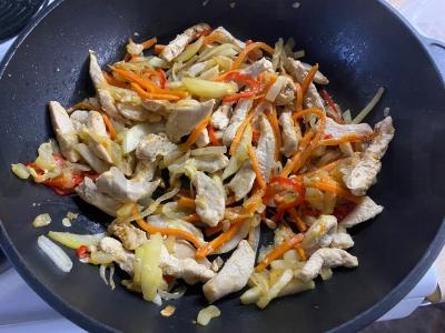 Wok su kalakutiena, funchoza ir daržovėmis Žingsnis 2