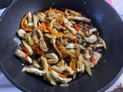 Wok su kalakutiena, funchoza ir daržovėmis Žingsnis 3