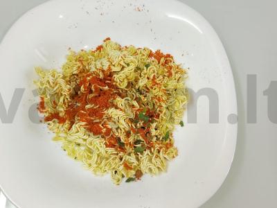 Greitas sriuba su dešrelėmis ir žaliu svogūnu Žingsnis 1