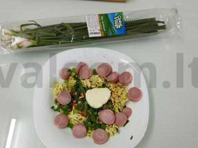 Greitas sriuba su dešrelėmis ir žaliu svogūnu Žingsnis 3