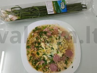 Greitas sriuba su dešrelėmis ir žaliu svogūnu Žingsnis 6