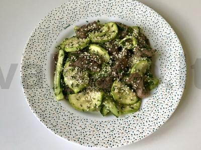 Šiltas salotas su kalakutiena pagrindine nuotrauka