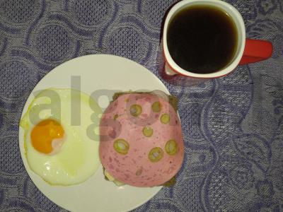 Pusryčiai su mortadelos dešra ir kiaušiniu pagrindine nuotrauka