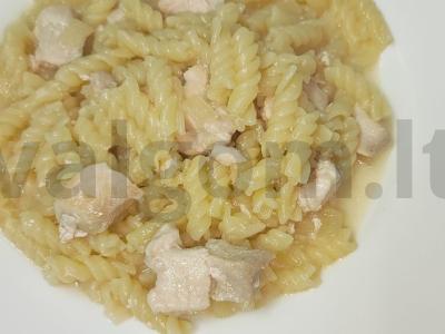 Makaronai su vištiena grietinėlės padaže pagrindine nuotrauka
