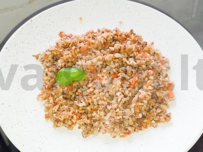 Grikių košė su pomidorų padažu pagrindine nuotrauka