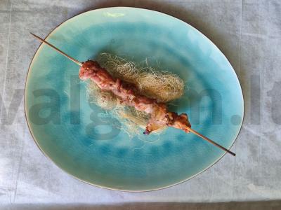 Kiaulienos šašlykas ant kokoso pluošto pagrindine nuotrauka