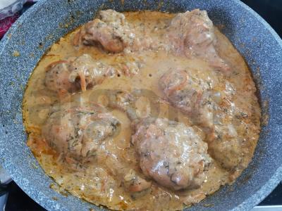 Vištienos blauzdelės grietinėlės padaže Žingsnis 8