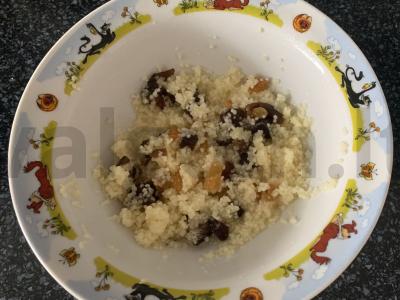 Kuskusas su datulėmis ir razinomis pagrindine nuotrauka