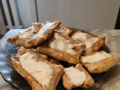 Sluoksniuotos tešlos pyragėliai su maskarponė sūriu pagrindine nuotrauka