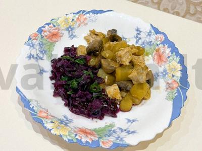 Troškinta raudona kopūstai su obuolių actu pagrindine nuotrauka