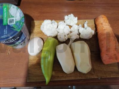 Žiedinių kopūstų, sūrio ir grietinės apkepas Žingsnis 1