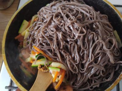 Grikių makaronai su krevetėmis ir daržovėmis Žingsnis 4