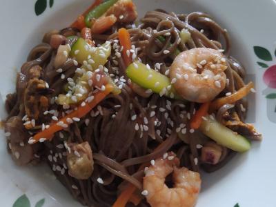 Grikių makaronai su krevetėmis ir daržovėmis pagrindine nuotrauka