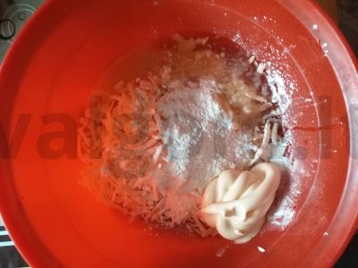 Kalakutienos sūrio kotletai Žingsnis 1