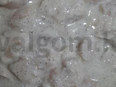 Vištienos krūtinėlė grietinėlės padaže Žingsnis 4