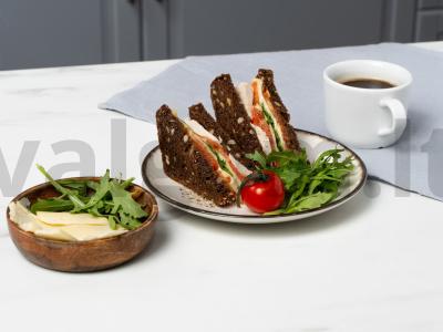 Ruginio duonos sumuštinis su kalakutienos filė pagrindine nuotrauka