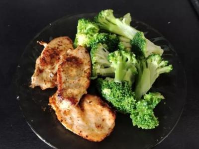 Vištienos filė su kvapnia brokolių pagrindine nuotrauka