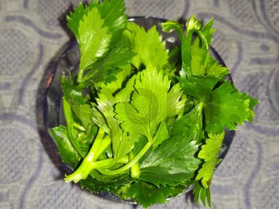 Spagečiai su salierų, graikinių riešutų, česnako ir alyvuogių aliejaus padažu Žingsnis 2