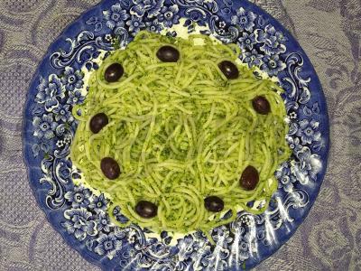 Spagečiai su salierų, graikinių riešutų, česnako ir alyvuogių aliejaus padažu pagrindine nuotrauka