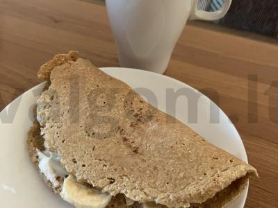 Avižų blynas su bananais, minkštu varškės sūriu ir žemės riešutų pasta pagrindine nuotrauka